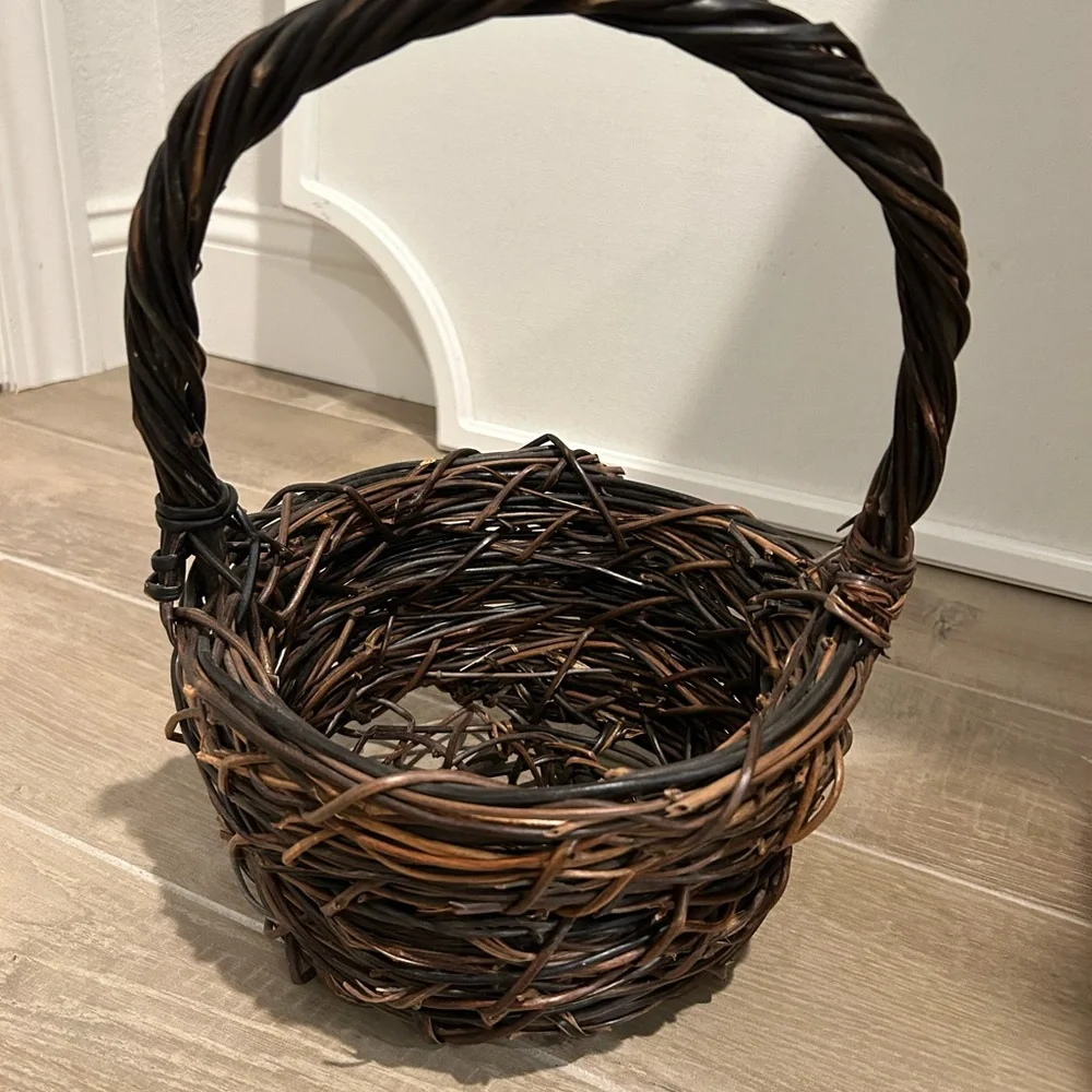Vintage Williams Sonoma Grapevine Handwoven Easter gathering basket with handle